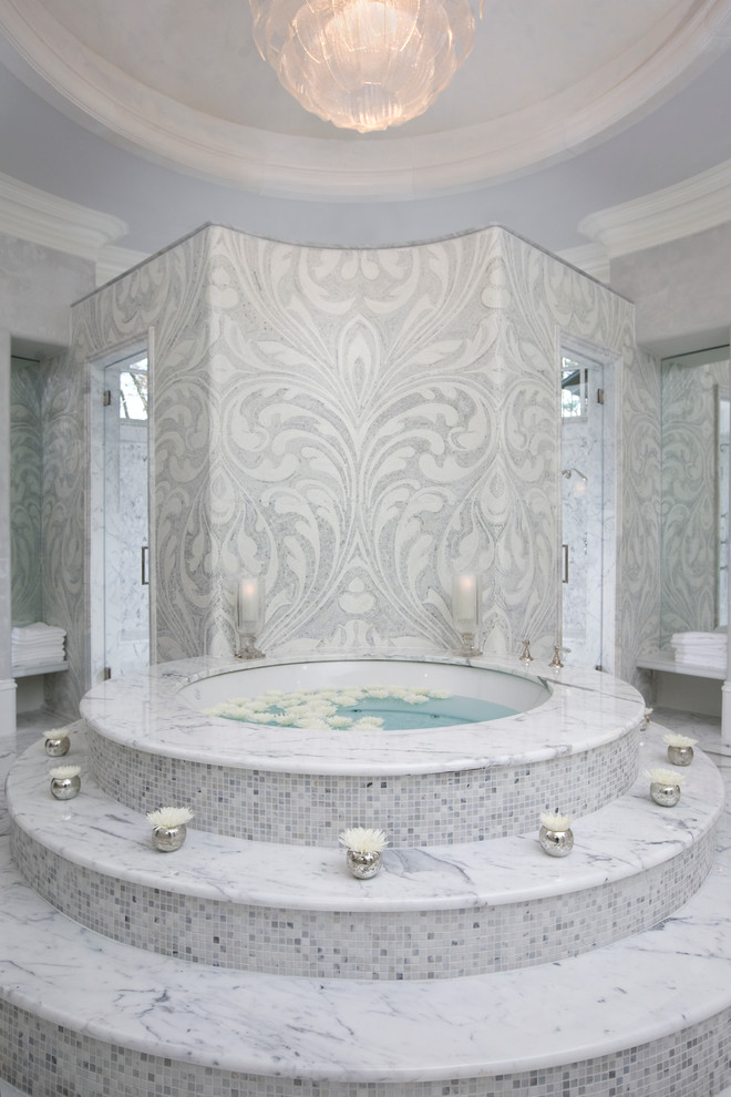 Foto di una stanza da bagno mediterranea con piastrelle grigie, piastrelle a mosaico e vasca idromassaggio