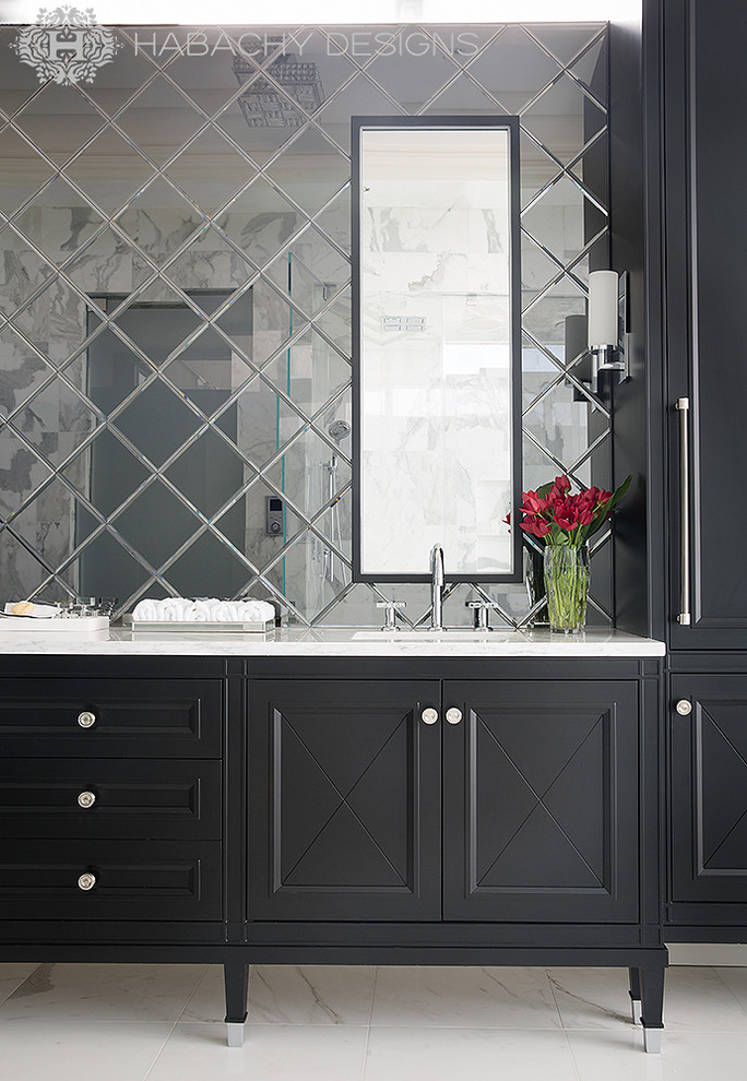 Foto på ett stort vintage en-suite badrum, med ett undermonterad handfat, marmorbänkskiva, vita väggar, marmorgolv, möbel-liknande, svarta skåp och spegel istället för kakel