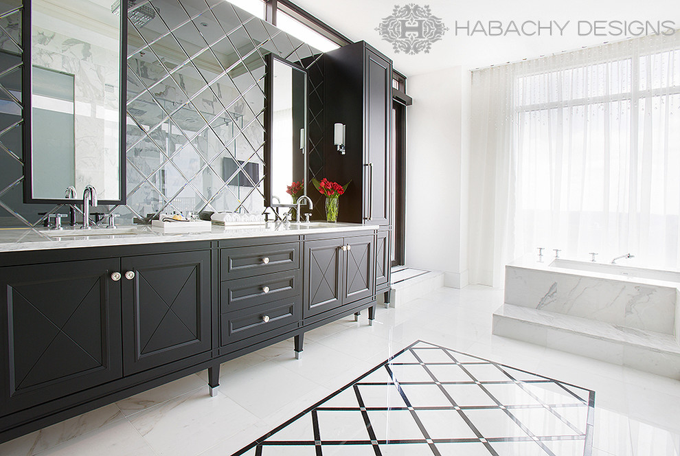 Immagine di una grande stanza da bagno padronale chic con lavabo sottopiano, consolle stile comò, ante nere, top in marmo, vasca sottopiano, pareti bianche, pavimento in marmo, piastrelle bianche e piastrelle in pietra