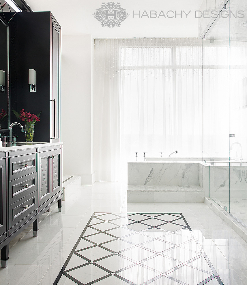 Idée de décoration pour une grande salle de bain principale tradition avec un lavabo encastré, un placard en trompe-l'oeil, des portes de placard noires, un plan de toilette en marbre, une baignoire encastrée, une douche double, un mur blanc, un sol en marbre et un carrelage blanc.