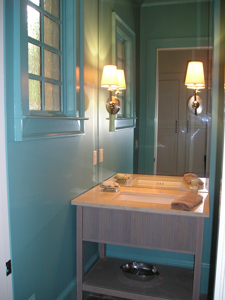 Foto på ett stort eklektiskt en-suite badrum, med skåp i shakerstil, vita skåp, marmorbänkskiva, ett fristående badkar, en kantlös dusch, flerfärgad kakel och mosaik