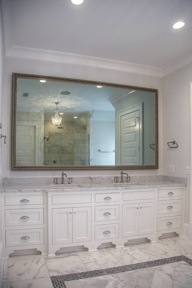 Inspiration pour une grande douche en alcôve principale traditionnelle avec un placard à porte shaker, des portes de placard blanches, un mur gris, un sol en marbre, un lavabo encastré et un plan de toilette en marbre.