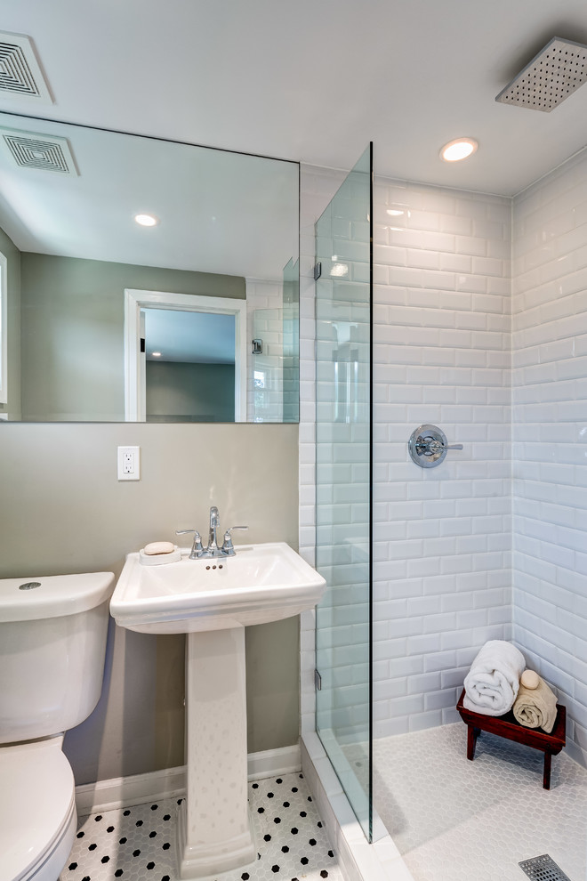 Diseño de cuarto de baño principal tradicional pequeño con puertas de armario blancas, paredes beige, suelo blanco, encimeras blancas, ducha empotrada y ducha con puerta con bisagras