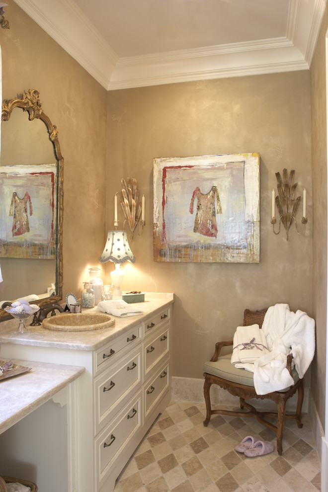 Пример оригинального дизайна: ванная комната в классическом стиле с столешницей из искусственного камня