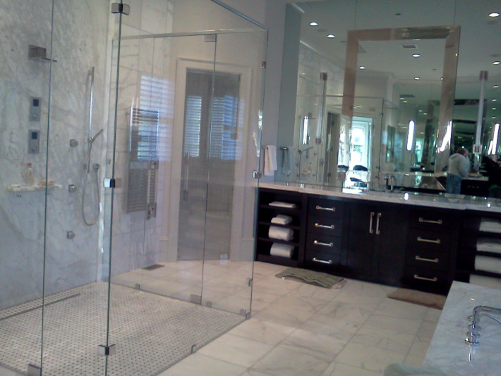 Idéer för att renovera ett funkis badrum, med vita skåp, en kantlös dusch, vit kakel, marmorbänkskiva och dusch med gångjärnsdörr
