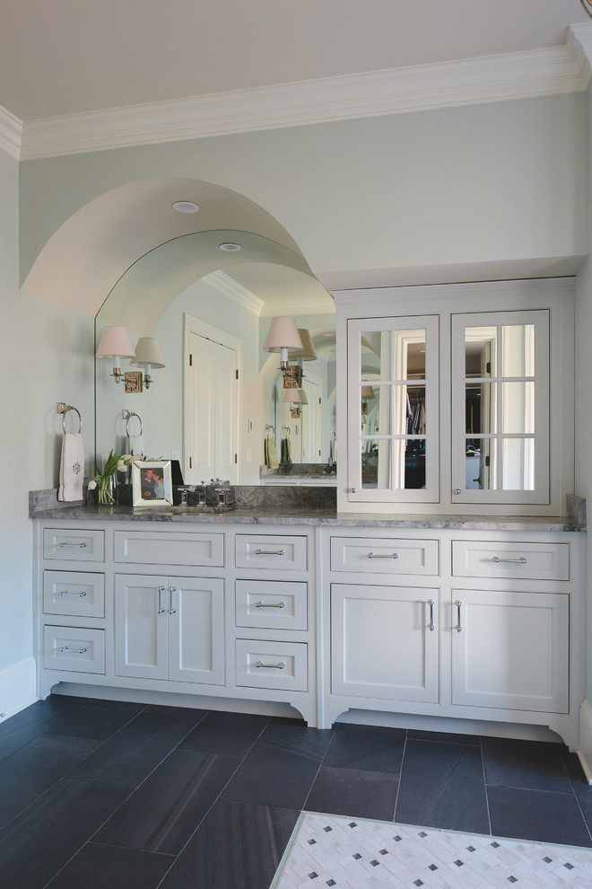 Imagen de cuarto de baño principal clásico renovado grande con armarios estilo shaker, puertas de armario blancas, paredes azules, suelo de baldosas de cerámica y encimera de granito