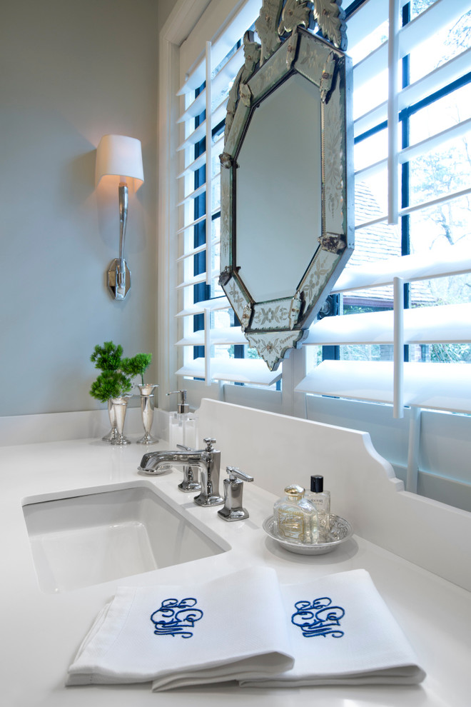 Ejemplo de cuarto de baño clásico con paredes grises y lavabo bajoencimera