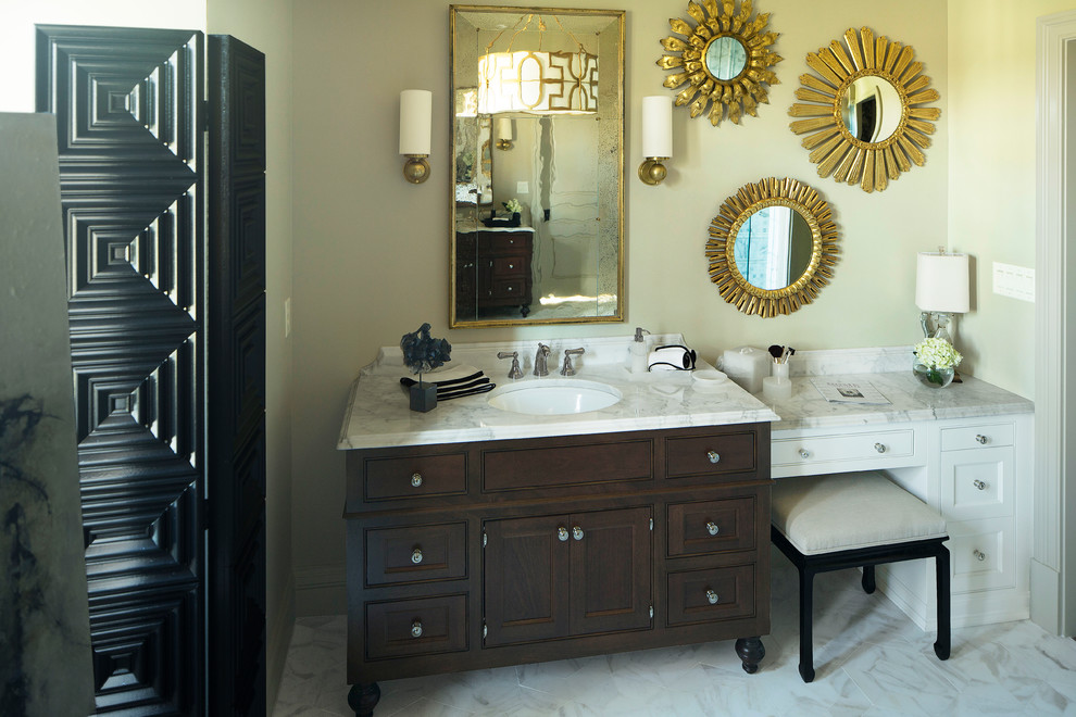 アトランタにあるコンテンポラリースタイルのおしゃれな浴室 (大理石の洗面台、白いタイル) の写真