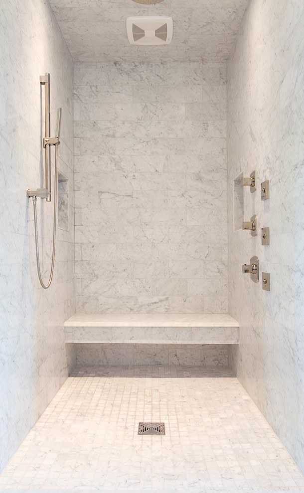 Esempio di un'ampia stanza da bagno padronale classica con consolle stile comò, ante grigie, vasca freestanding, doccia alcova, WC sospeso, piastrelle bianche, piastrelle in pietra, pavimento in marmo e top in marmo