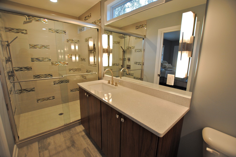 Foto på ett mellanstort funkis badrum, med ett undermonterad handfat, släta luckor, vita skåp, bänkskiva i kvartsit, ett platsbyggt badkar, en dusch/badkar-kombination, blå kakel, porslinskakel, vita väggar och klinkergolv i porslin