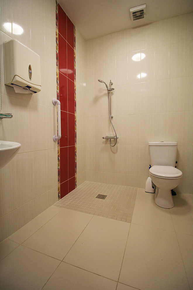 Foto de cuarto de baño clásico de tamaño medio con baldosas y/o azulejos rojos, baldosas y/o azulejos de cerámica y suelo de baldosas de porcelana