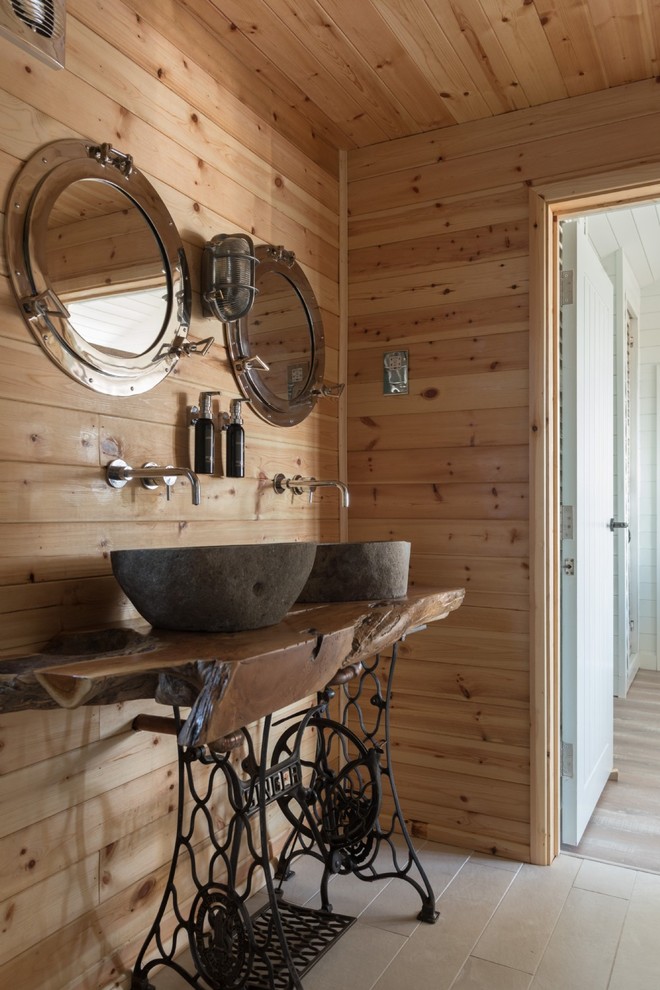 Mittelgroßes Maritimes Badezimmer mit beiger Wandfarbe, Aufsatzwaschbecken, Waschtisch aus Holz, grauem Boden und brauner Waschtischplatte in Cornwall