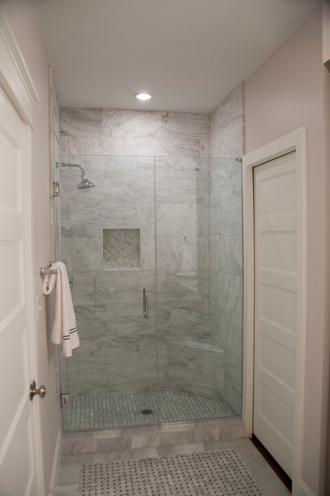 Modernes Badezimmer En Suite mit Schrankfronten mit vertiefter Füllung, grauen Schränken, weißen Fliesen und Keramikfliesen in Atlanta