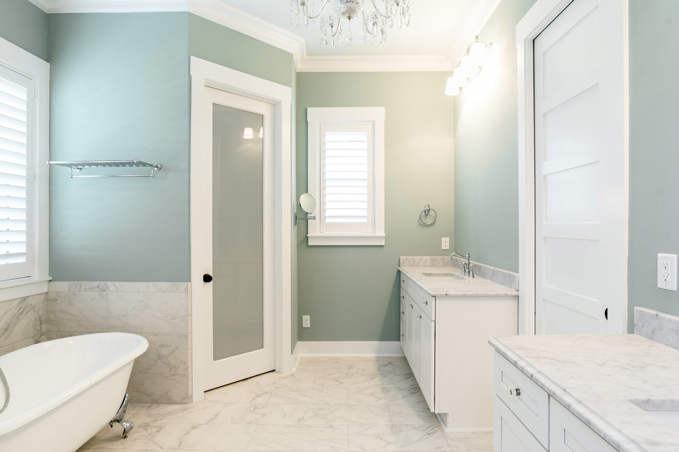 Стильный дизайн: главная ванная комната среднего размера в морском стиле с фасадами в стиле шейкер, белыми фасадами, ванной на ножках, душем в нише, серой плиткой, мраморной плиткой, зелеными стенами, мраморным полом, врезной раковиной, мраморной столешницей, белым полом и душем с распашными дверями - последний тренд