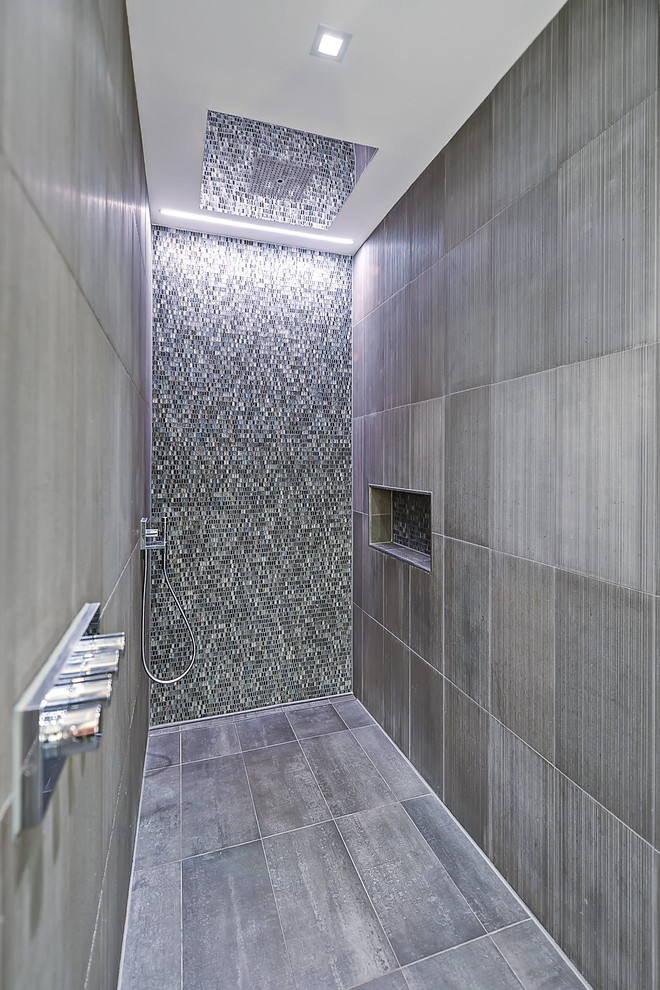Foto di una grande sauna minimal con piastrelle grigie, piastrelle in gres porcellanato, pareti grigie e pavimento in gres porcellanato