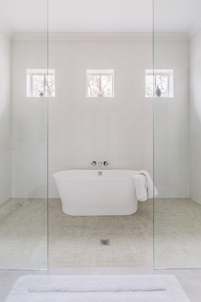 Стильный дизайн: большая главная ванная комната в морском стиле с отдельно стоящей ванной, душевой комнатой, белой плиткой, керамической плиткой, полом из керамической плитки, белым полом и открытым душем - последний тренд