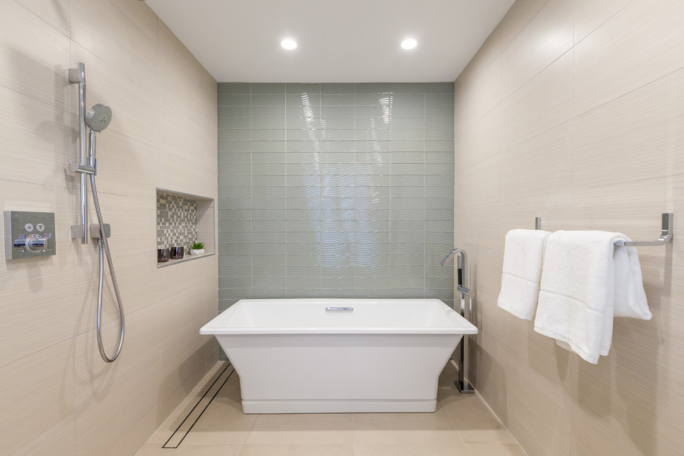 Idéer för ett mellanstort modernt vit en-suite badrum, med beige skåp, beige kakel, glaskakel, bänkskiva i kvartsit, ett fristående badkar, beige väggar, beiget golv och våtrum