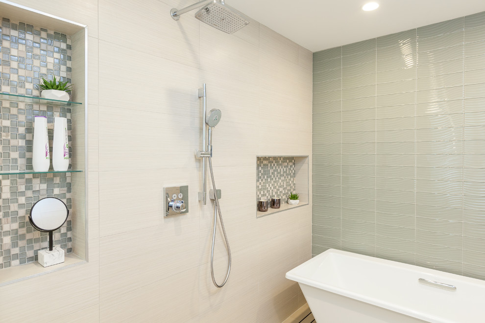 Idee per una stanza da bagno padronale minimalista di medie dimensioni con ante beige, piastrelle beige, piastrelle di vetro, top in quarzite, top bianco e vasca freestanding