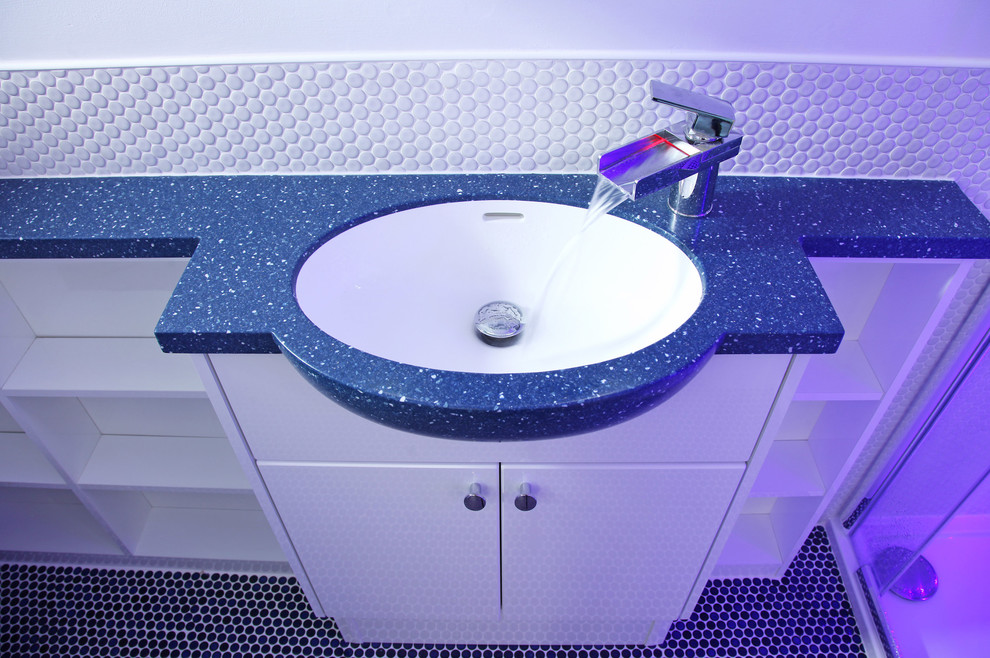 Foto di una stanza da bagno contemporanea con doccia alcova, WC sospeso, piastrelle blu e pavimento con piastrelle in ceramica