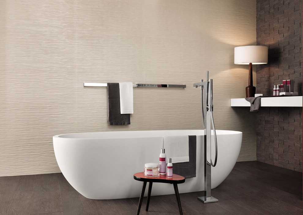 Idee per una stanza da bagno con doccia moderna con piastrelle bianche, piastrelle in gres porcellanato, pareti bianche, vasca freestanding, pavimento in gres porcellanato e top in legno