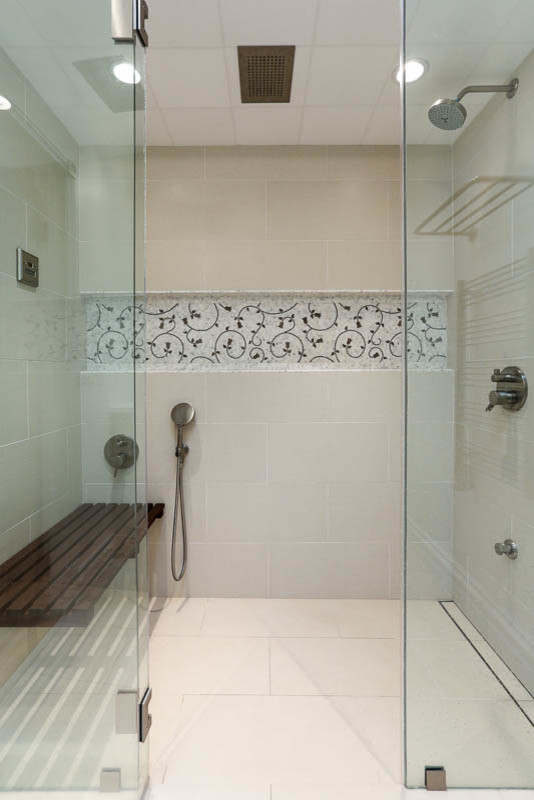 Идея дизайна: маленькая главная ванная комната в современном стиле с душем без бортиков, бежевой плиткой и керамогранитной плиткой для на участке и в саду