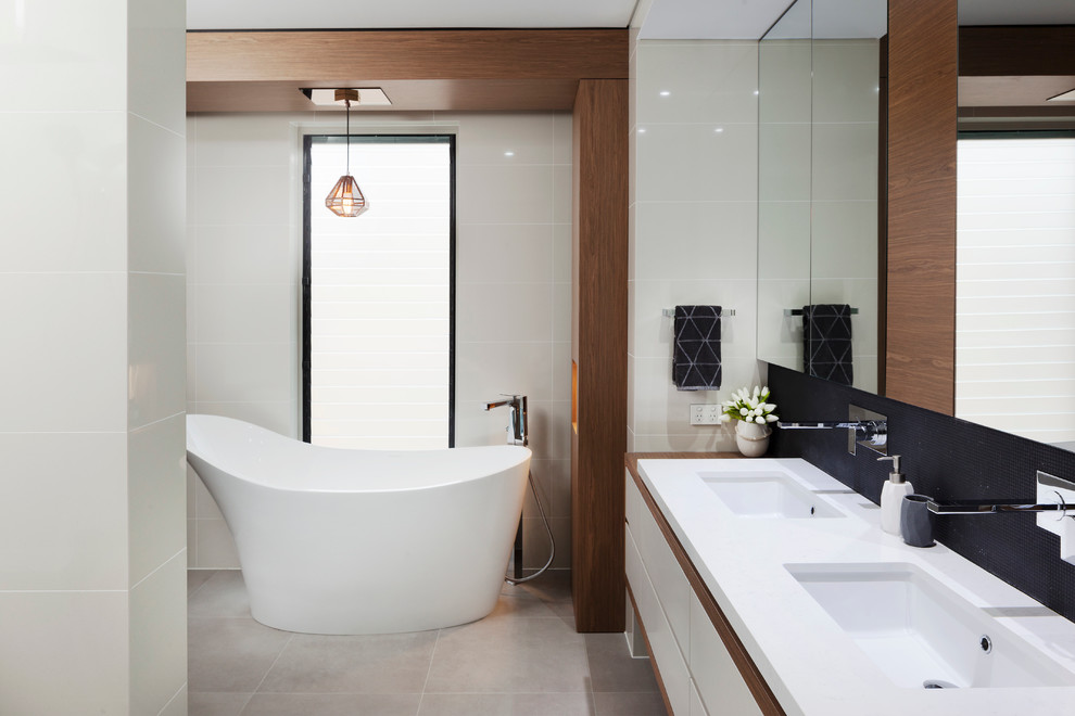 Inspiration for a contemporary kids' bathroom remodel in Perth