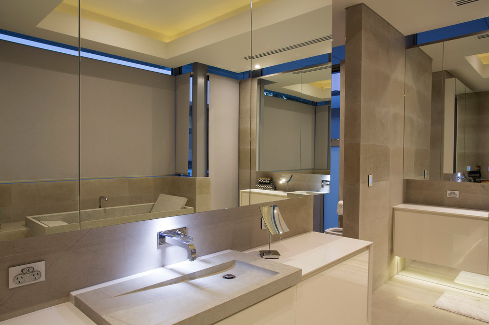Bild på ett stort funkis en-suite badrum, med möbel-liknande, vita skåp, ett japanskt badkar, en dubbeldusch, en vägghängd toalettstol, vit kakel, stenkakel, vita väggar, kalkstensgolv, ett konsol handfat och bänkskiva i akrylsten