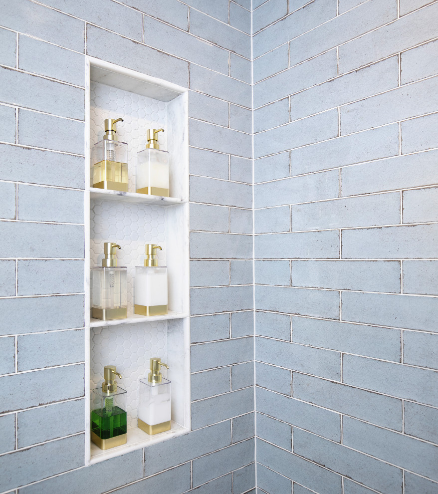 Идея дизайна: детская ванная комната среднего размера в стиле неоклассика (современная классика) с фасадами в стиле шейкер, белыми фасадами, ванной в нише, душем над ванной, раздельным унитазом, синей плиткой, керамической плиткой, серыми стенами, полом из цементной плитки, врезной раковиной, столешницей из искусственного кварца, разноцветным полом, шторкой для ванной, белой столешницей, нишей, тумбой под одну раковину и встроенной тумбой
