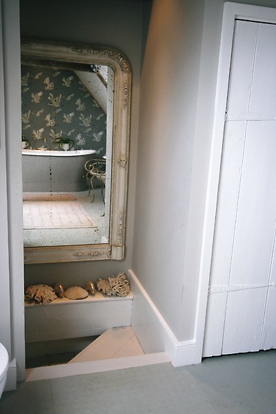 Idée de décoration pour une salle de bain principale marine de taille moyenne avec une baignoire indépendante, un mur gris, un sol en carrelage de céramique et un lavabo encastré.