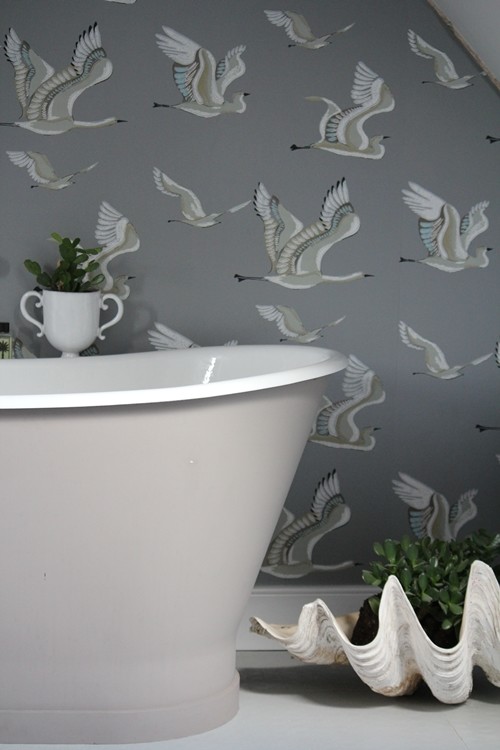 Идея дизайна: главная ванная комната среднего размера в морском стиле с отдельно стоящей ванной, серыми стенами, полом из керамической плитки и врезной раковиной