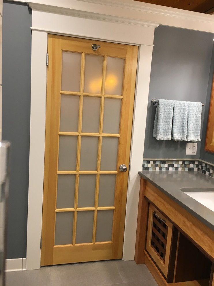 Mittelgroßes Rustikales Badezimmer mit hellen Holzschränken, offener Dusche, blauen Fliesen, braunen Fliesen, grauen Fliesen, grauer Wandfarbe und offener Dusche in Boston