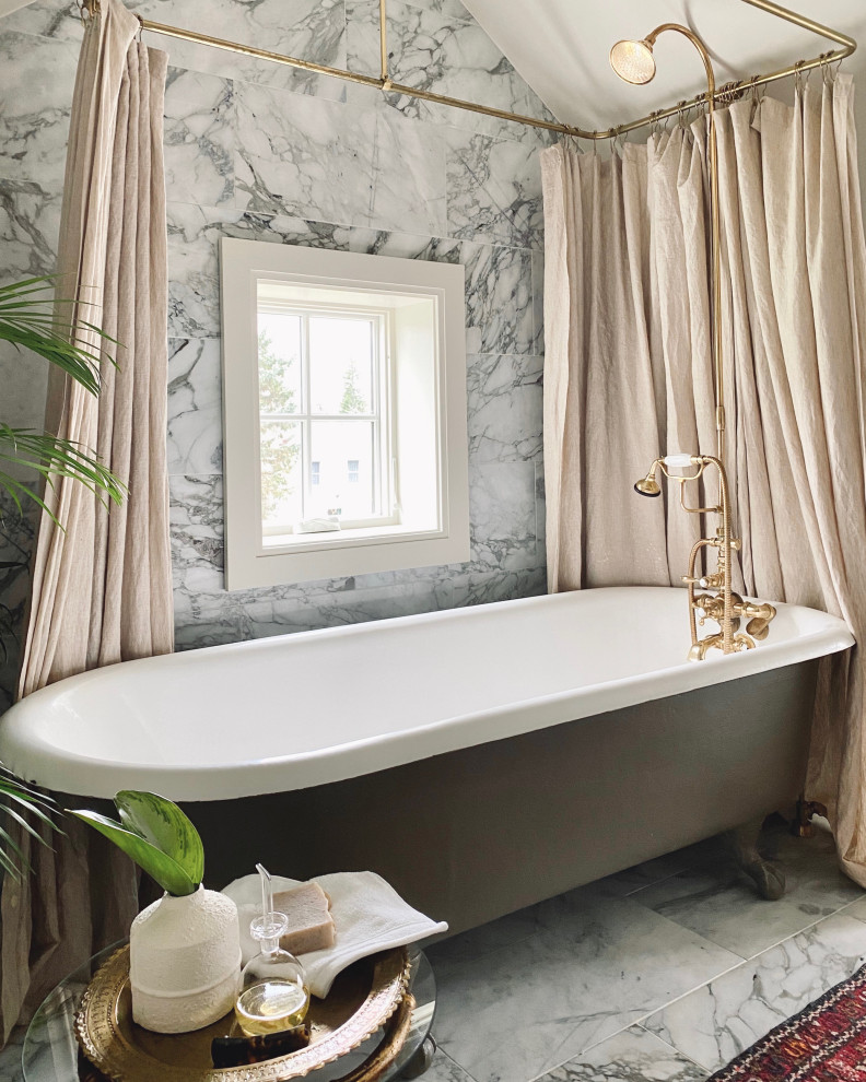 Foto på ett mellanstort vintage badrum, med ett badkar med tassar, en dusch/badkar-kombination, en bidé, flerfärgad kakel, marmorkakel, beige väggar, marmorgolv, ett konsol handfat, marmorbänkskiva och dusch med duschdraperi