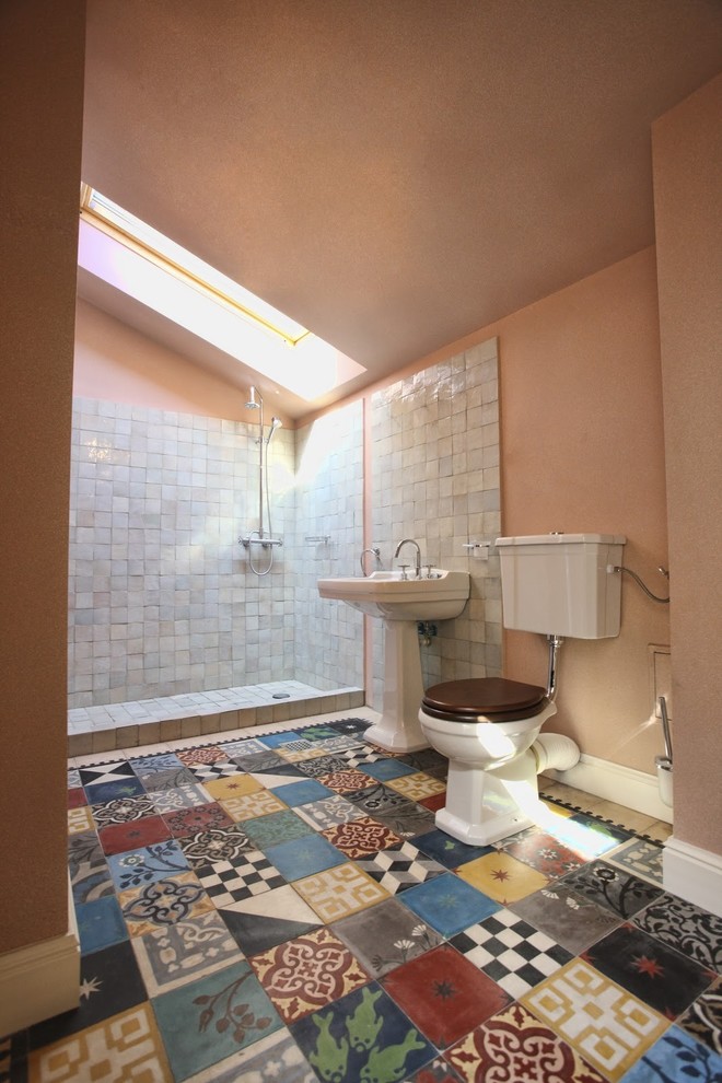 Idée de décoration pour une salle d'eau tradition avec un lavabo de ferme, une douche à l'italienne, WC séparés, un carrelage beige, des carreaux de béton et un mur rose.