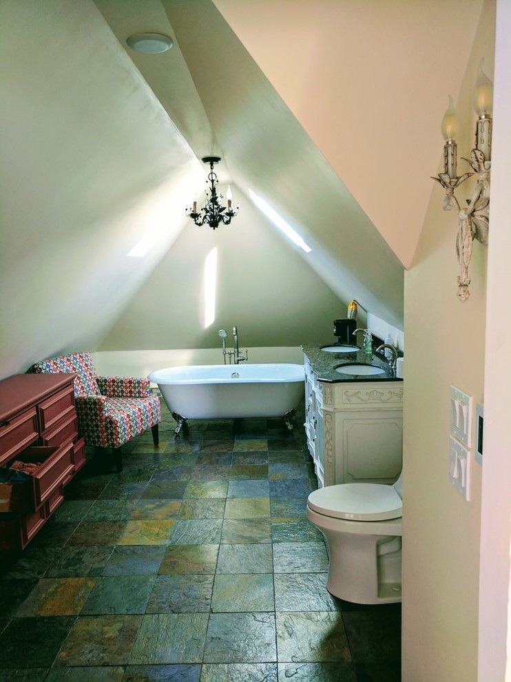 Свежая идея для дизайна: маленькая главная ванная комната в классическом стиле с фасадами островного типа, белыми фасадами, серой плиткой, столешницей из искусственного кварца, ванной на ножках, душем в нише, раздельным унитазом, белыми стенами, полом из сланца, врезной раковиной, разноцветным полом, открытым душем и керамической плиткой для на участке и в саду - отличное фото интерьера