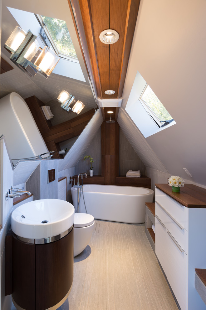 Idées déco pour une petite salle de bain classique avec un placard à porte plane, un carrelage beige, des carreaux de céramique et un plan de toilette en bois.