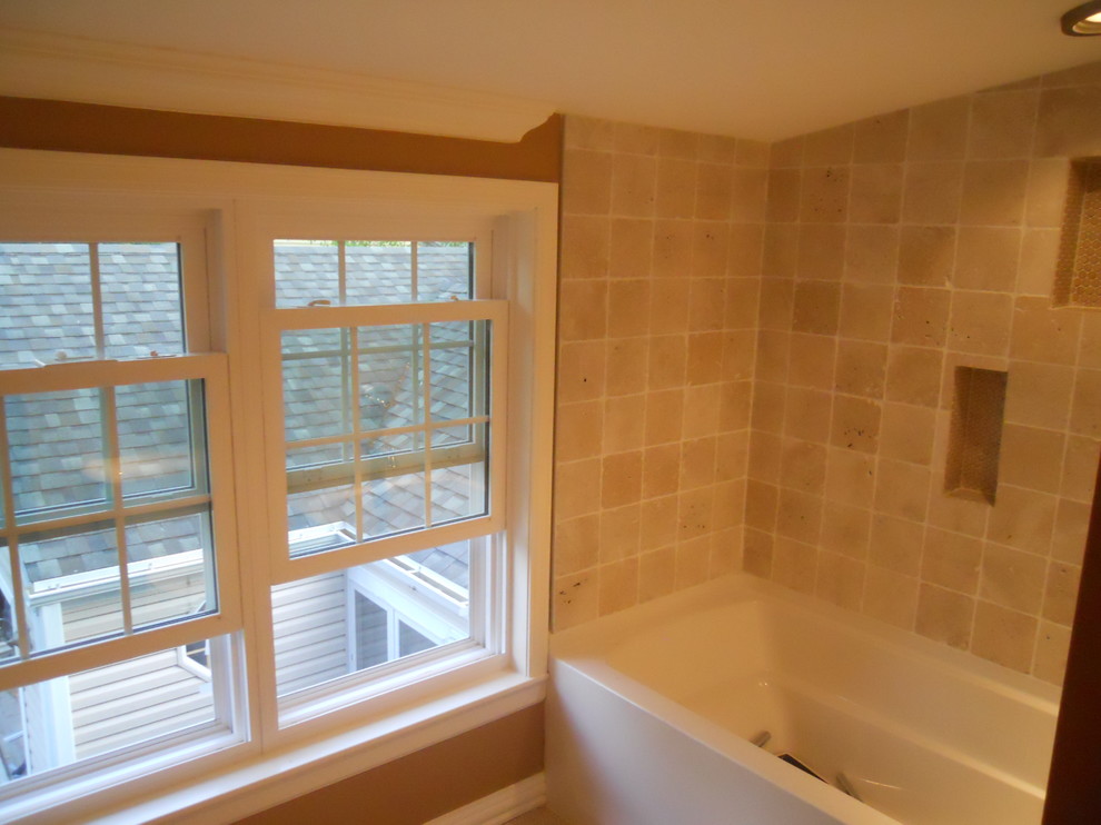 Foto di una piccola stanza da bagno con doccia minimalista con lavabo a colonna, vasca ad angolo, piastrelle beige, piastrelle in terracotta, pareti gialle e pavimento con piastrelle in ceramica