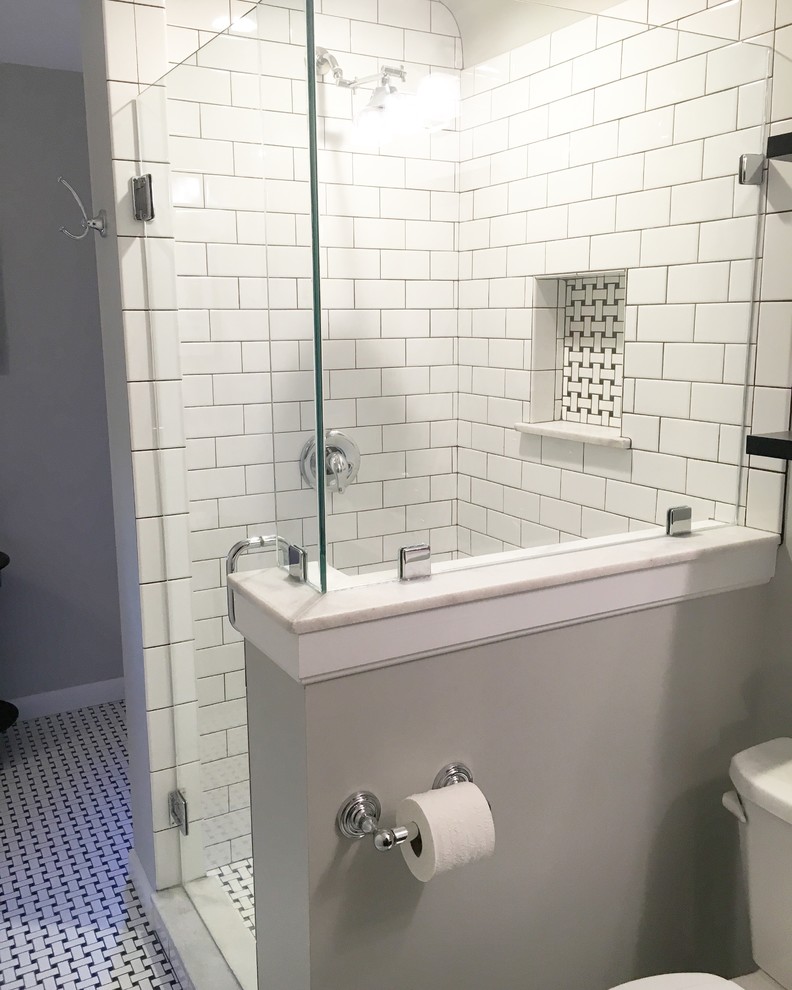Пример оригинального дизайна: ванная комната среднего размера в классическом стиле с фасадами с утопленной филенкой, черными фасадами, угловым душем, раздельным унитазом, серыми стенами и монолитной раковиной