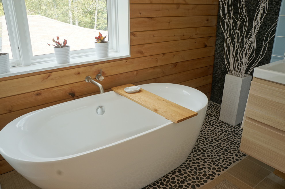 Идея дизайна: главная ванная комната среднего размера в скандинавском стиле с монолитной раковиной, плоскими фасадами, светлыми деревянными фасадами, столешницей из дерева, отдельно стоящей ванной, открытым душем, унитазом-моноблоком, синей плиткой, стеклянной плиткой, белыми стенами и полом из керамической плитки