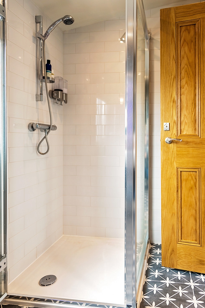 Стильный дизайн: маленькая главная ванная комната в современном стиле с угловым душем, белой плиткой, керамогранитной плиткой, серыми стенами, полом из керамогранита, черным полом и душем с распашными дверями для на участке и в саду - последний тренд