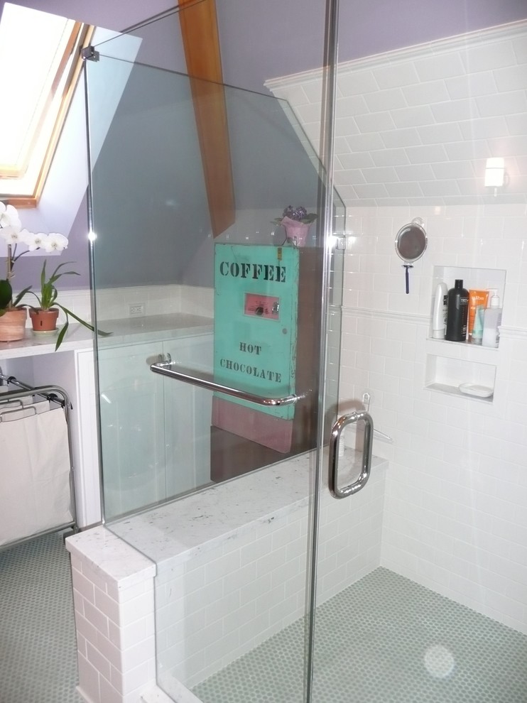 На фото: ванная комната в классическом стиле с угловым душем и белой плиткой с