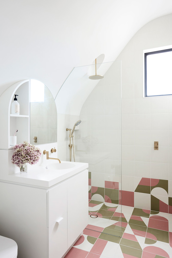 Стильный дизайн: детская ванная комната в скандинавском стиле с плоскими фасадами, белыми фасадами, открытым душем, разноцветной плиткой, белой плиткой, белыми стенами, монолитной раковиной, разноцветным полом, открытым душем, белой столешницей и окном - последний тренд
