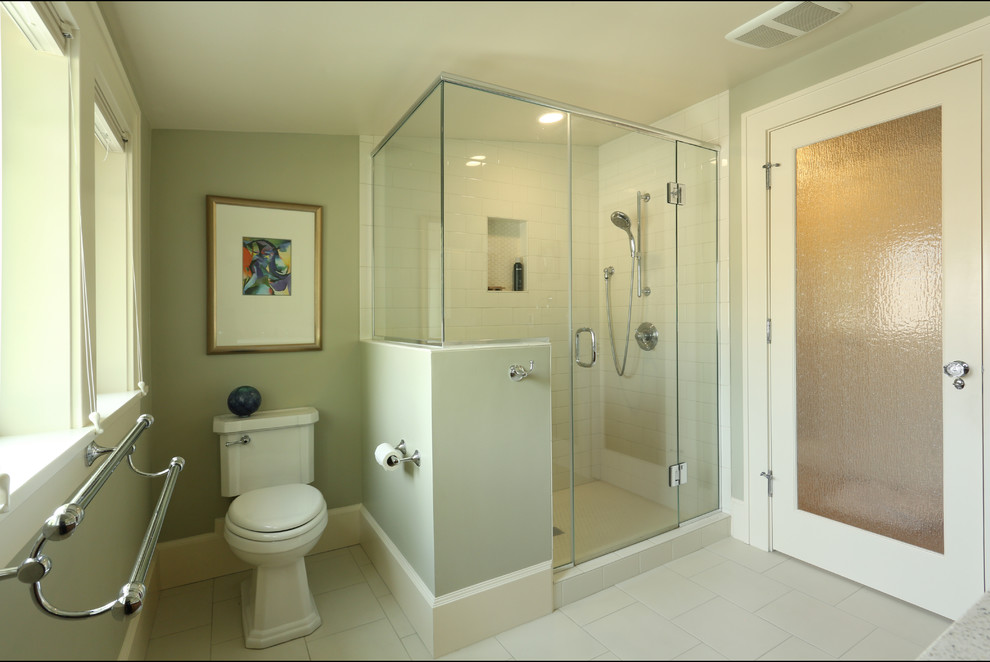 Cette image montre une salle de bain traditionnelle de taille moyenne.