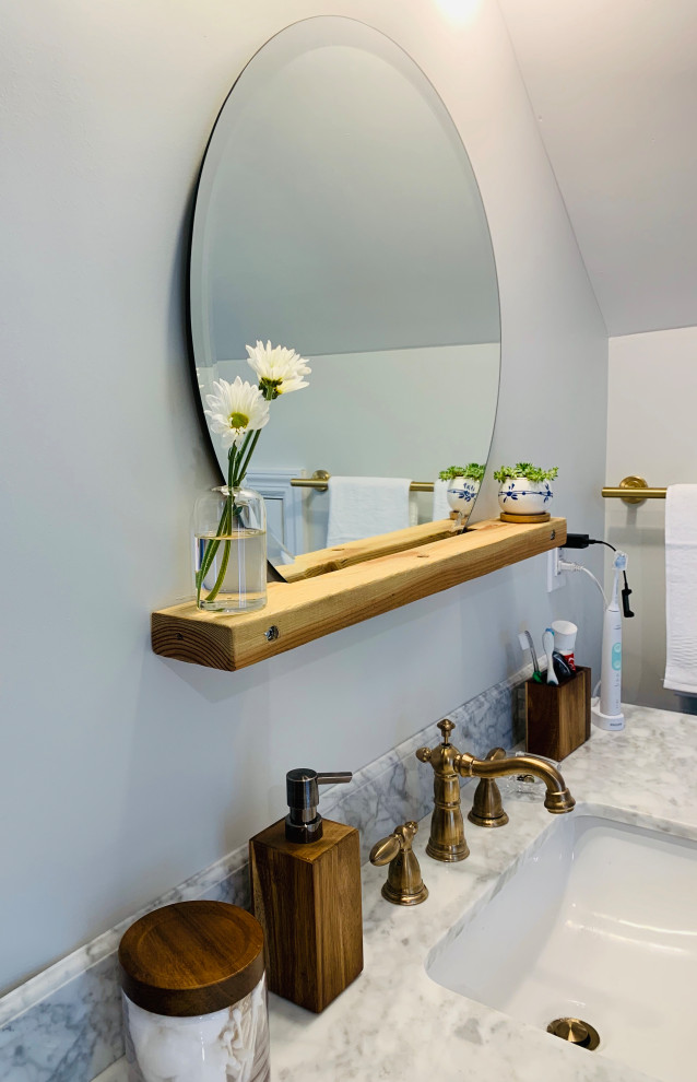 Foto på ett mellanstort vintage grå en-suite badrum, med möbel-liknande, blå skåp, en dusch i en alkov, vita väggar, mellanmörkt trägolv, ett undermonterad handfat, marmorbänkskiva, brunt golv och dusch med skjutdörr