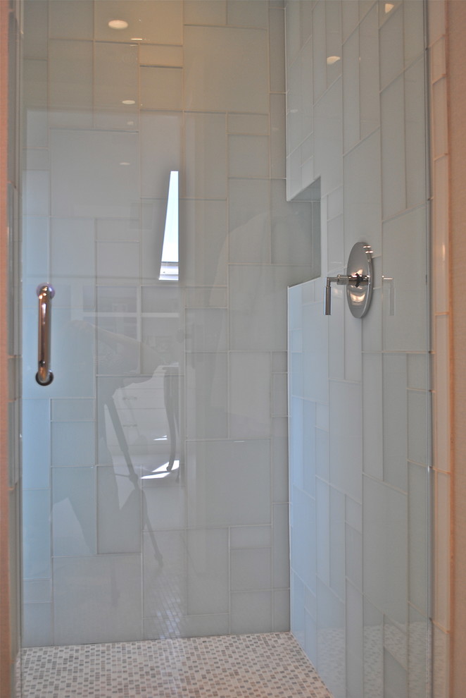 Esempio di una piccola stanza da bagno padronale design con ante lisce, ante bianche, doccia ad angolo, piastrelle di vetro, pareti beige, pavimento con piastrelle a mosaico, lavabo a bacinella e top in legno