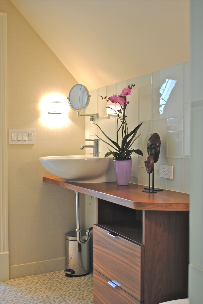 На фото: маленькая главная ванная комната в современном стиле с плоскими фасадами, белыми фасадами, угловым душем, стеклянной плиткой, бежевыми стенами, полом из мозаичной плитки, настольной раковиной и столешницей из дерева для на участке и в саду с