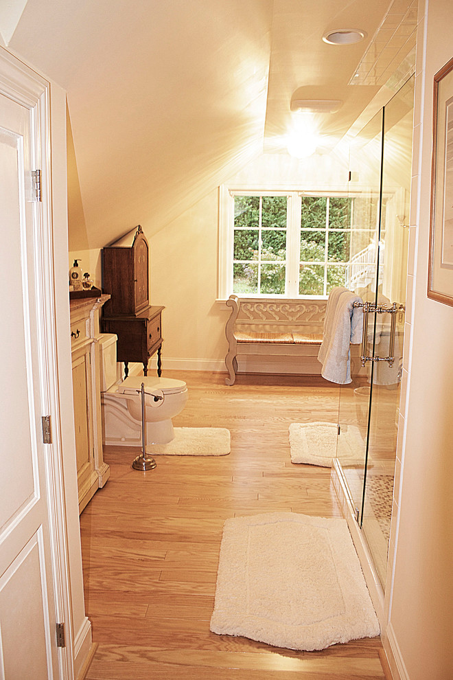 Foto på ett stort vintage badrum med dusch, med ett piedestal handfat, en öppen dusch, en toalettstol med hel cisternkåpa, grå kakel, keramikplattor, beige väggar och ljust trägolv