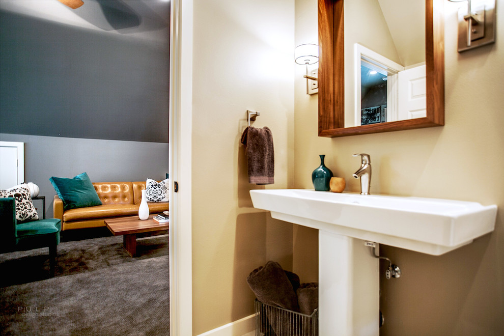 Свежая идея для дизайна: маленькая ванная комната в стиле фьюжн с раковиной с пьедесталом, бежевыми стенами и душевой кабиной для на участке и в саду - отличное фото интерьера