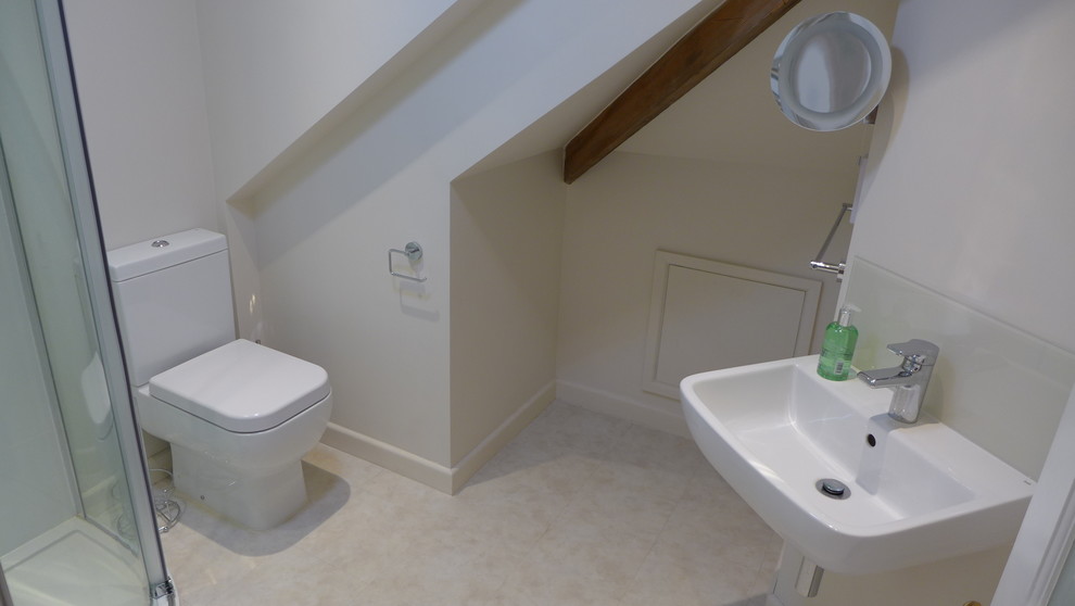 Idee per una piccola stanza da bagno padronale contemporanea con doccia ad angolo, WC a due pezzi, piastrelle beige, lastra di vetro, pareti beige e pavimento in linoleum