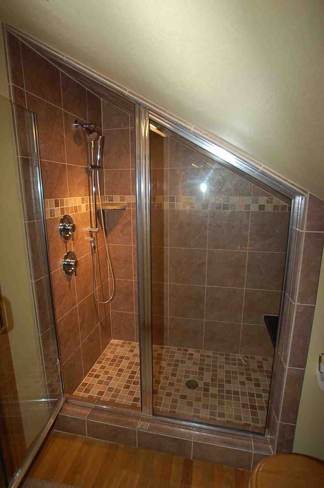 Стильный дизайн: маленькая ванная комната в классическом стиле с душем в нише, коричневой плиткой, керамической плиткой, бежевыми стенами и душем с распашными дверями для на участке и в саду - последний тренд