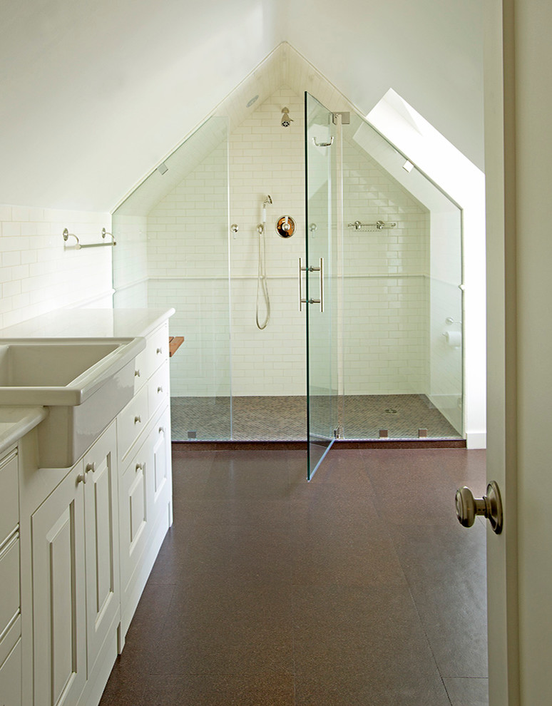 Идея дизайна: ванная комната в классическом стиле с фасадами с выступающей филенкой, белыми фасадами, мраморной столешницей, унитазом-моноблоком, коричневой плиткой, керамической плиткой, белыми стенами и пробковым полом